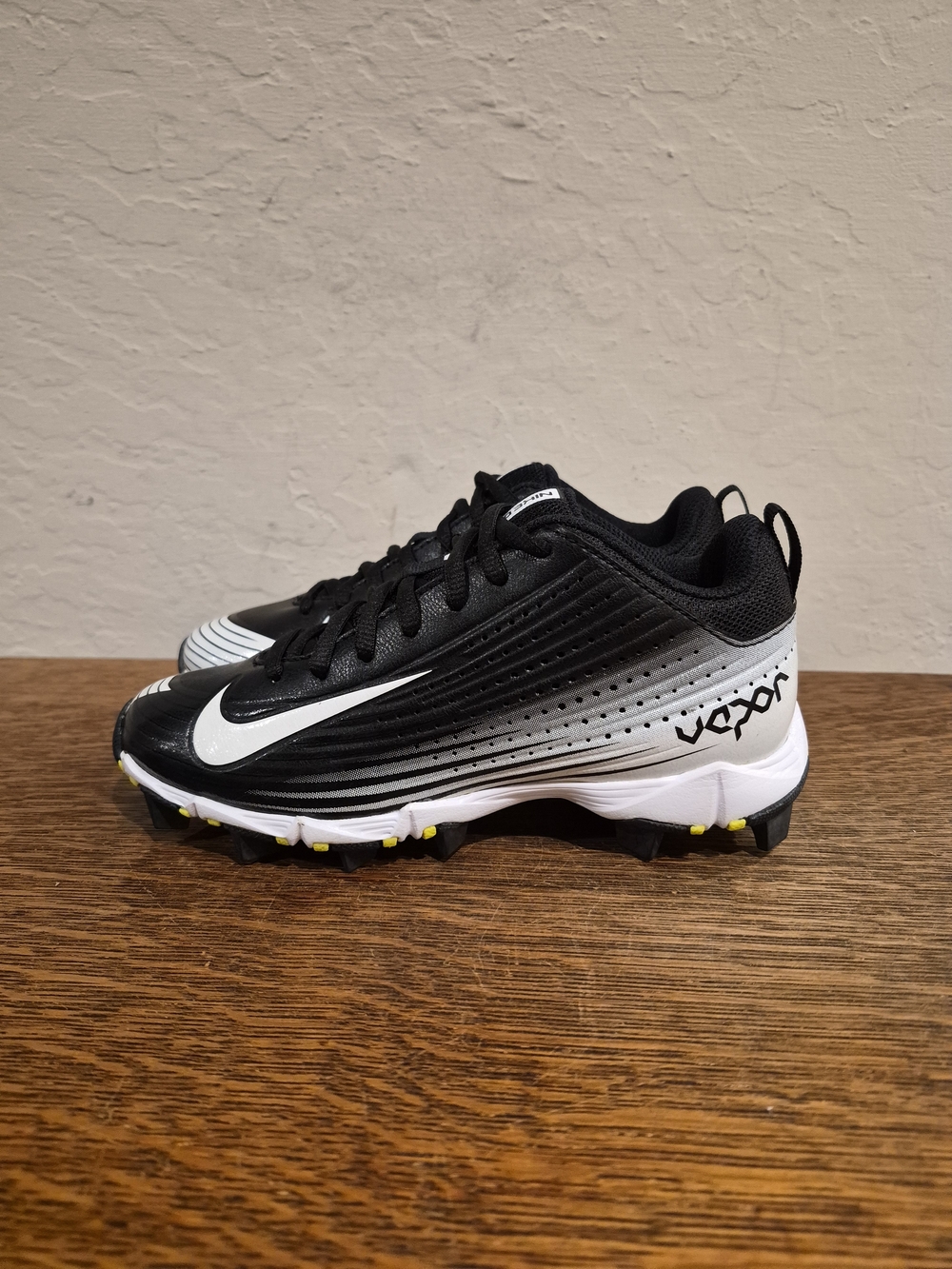 Nike Vapor Keystone 2 Low Athletic Baseball Cleats 
Boy's Size US 1Y